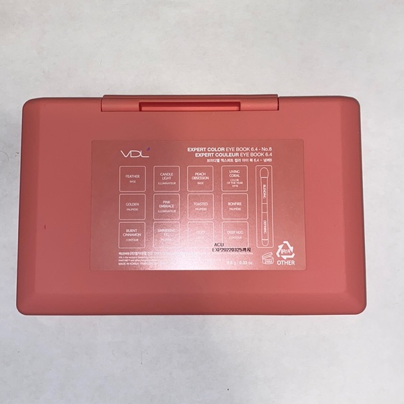 VDL x PANTONE Expert Color Eye Book - Picture 3 of 4